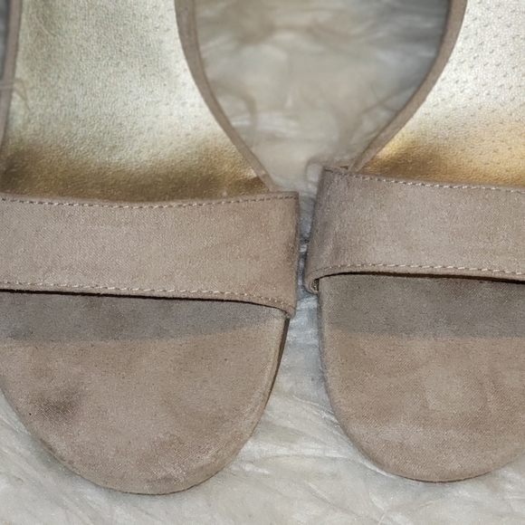By guess sandal size 9 beige - Picture 2 of 4
